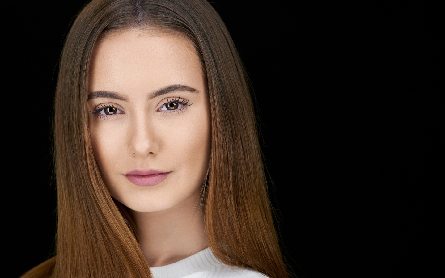 Красивая нежная шатенка на сером фоне