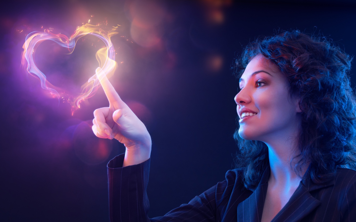 Красивая девушка рисует огненное сердце