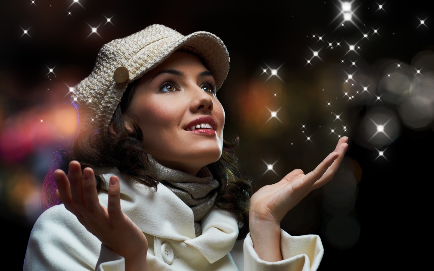 Красивая девушка в белой кепке