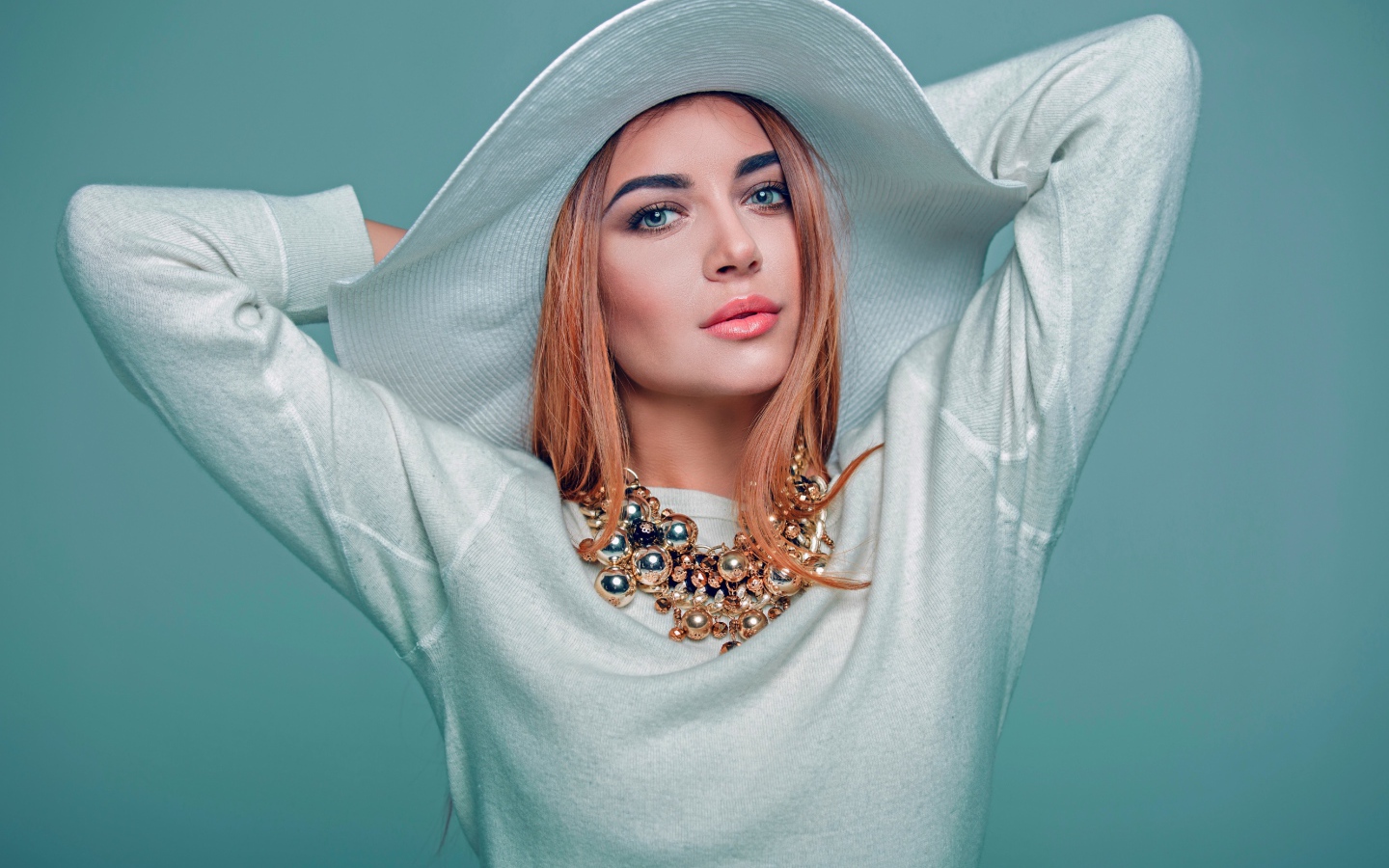 Красивая девушка модель в белом наряде