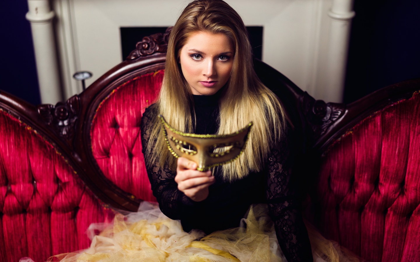 Красивая девушка с маской в руках