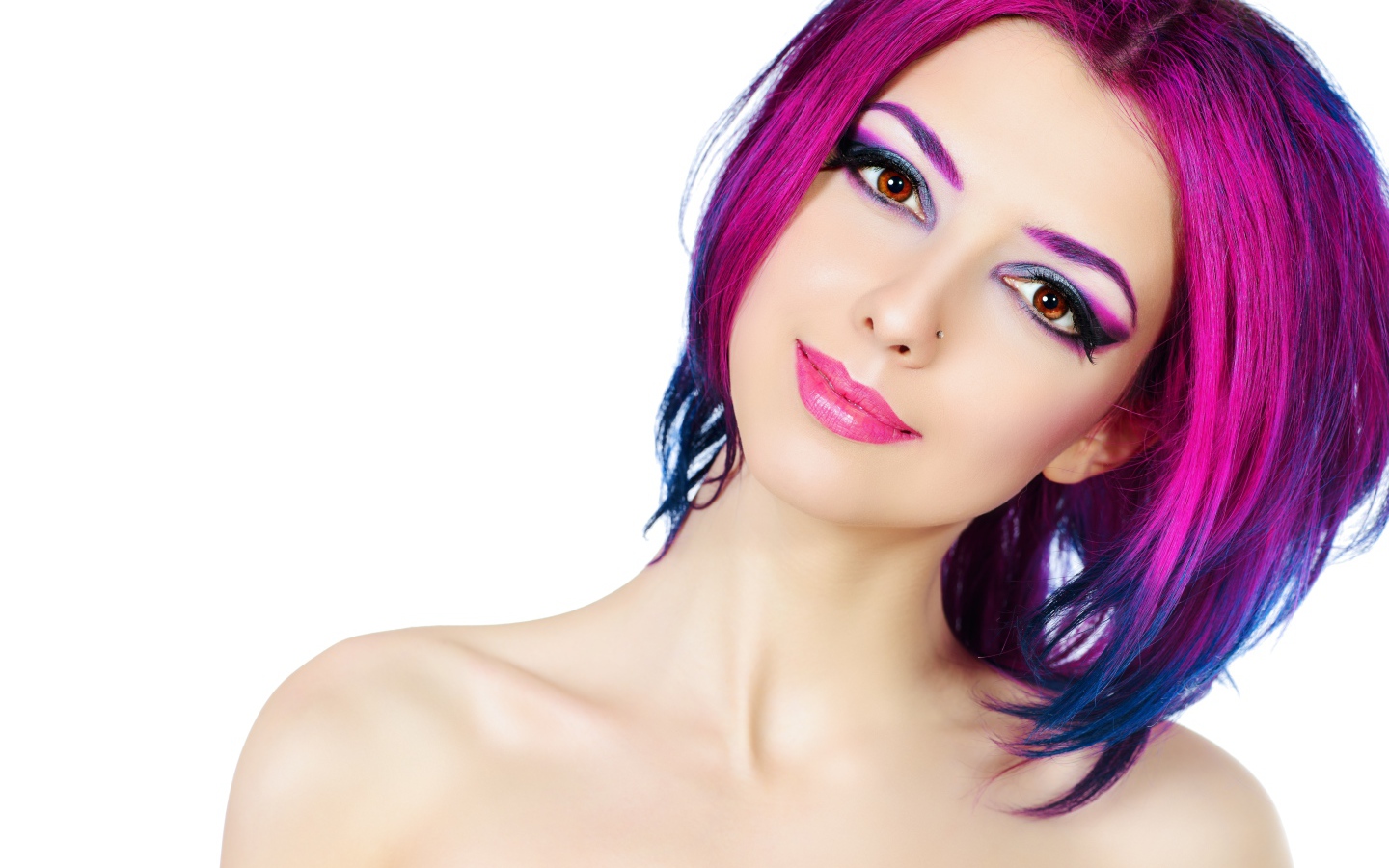 Красивая девушка с ярким макияжем и крашеными волосами на белом фоне