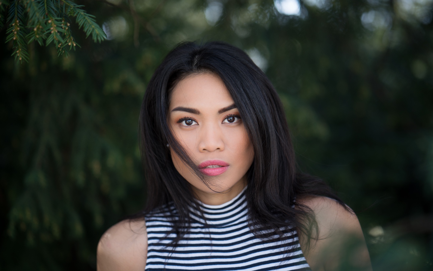 Красивая девушка с длинными черными волосами 