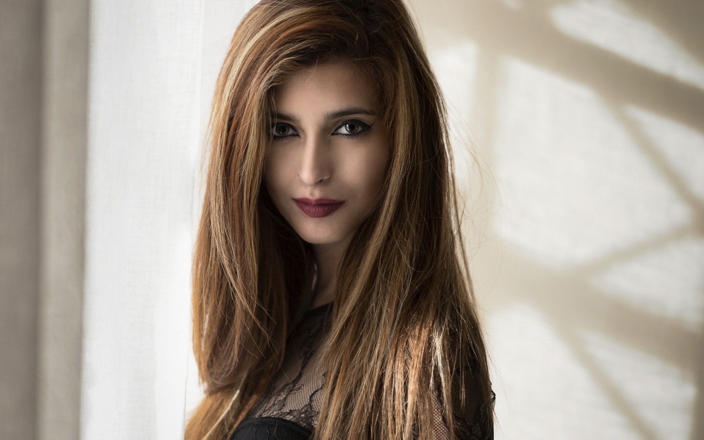 Красивая девушка с длинными волосами и пирсингом в носе