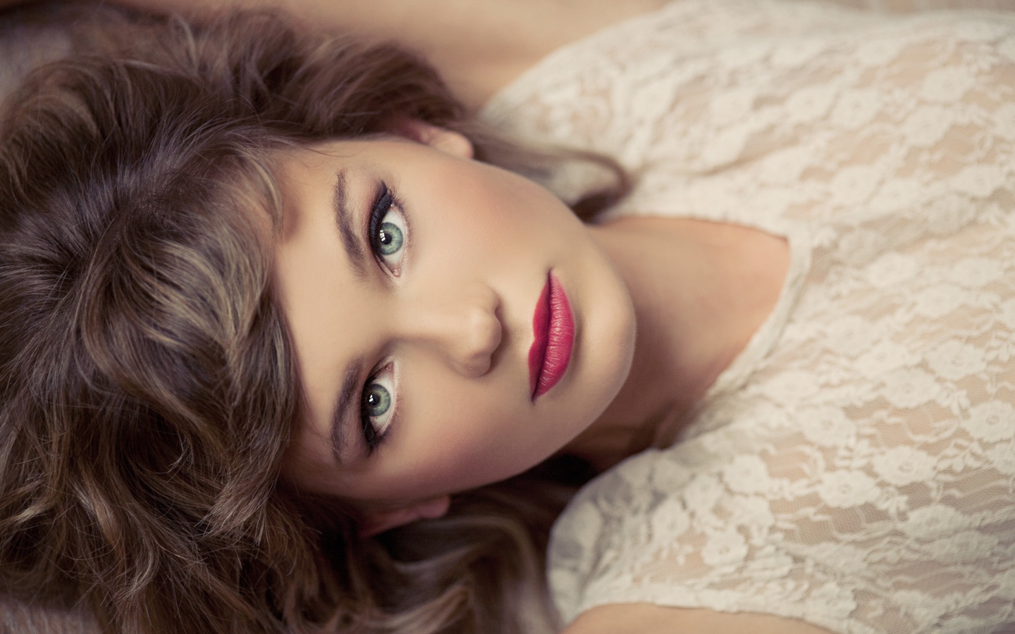 Красивая девушка с розовыми губами в белом наряде