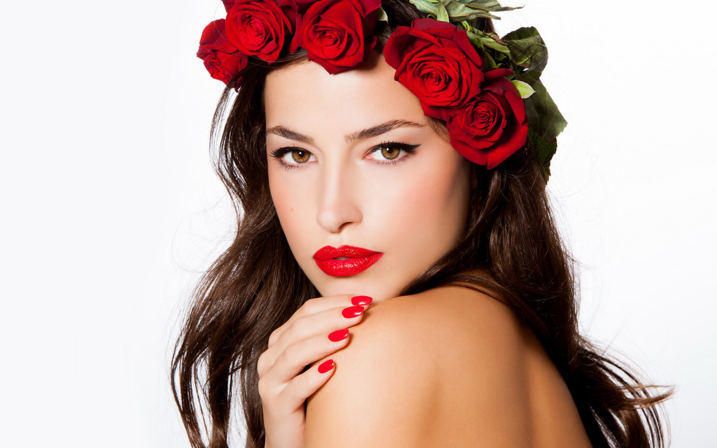Красивая девушка с красными губами с венком из роз на голове