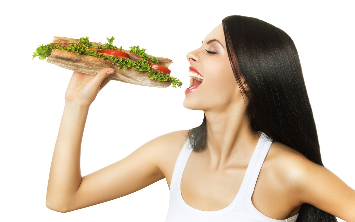 Красивая длинноволосая девушка брюнетка с большим бутербродом 