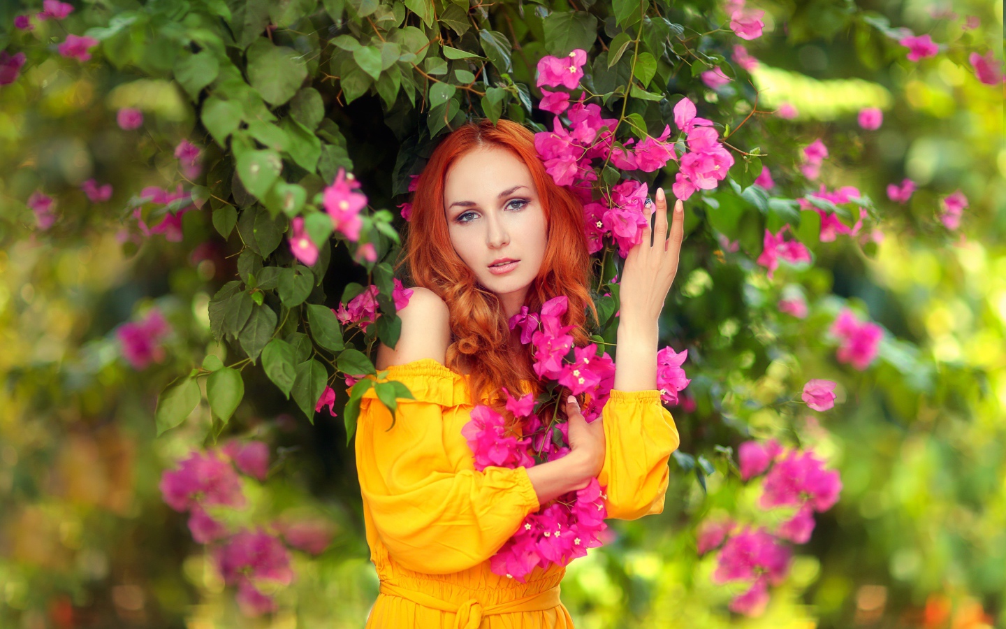 Красивая рыжеволосая девушка с розовыми цветами