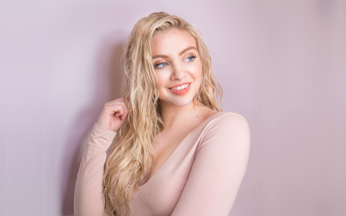 Красивая улыбающаяся девушка блондинка