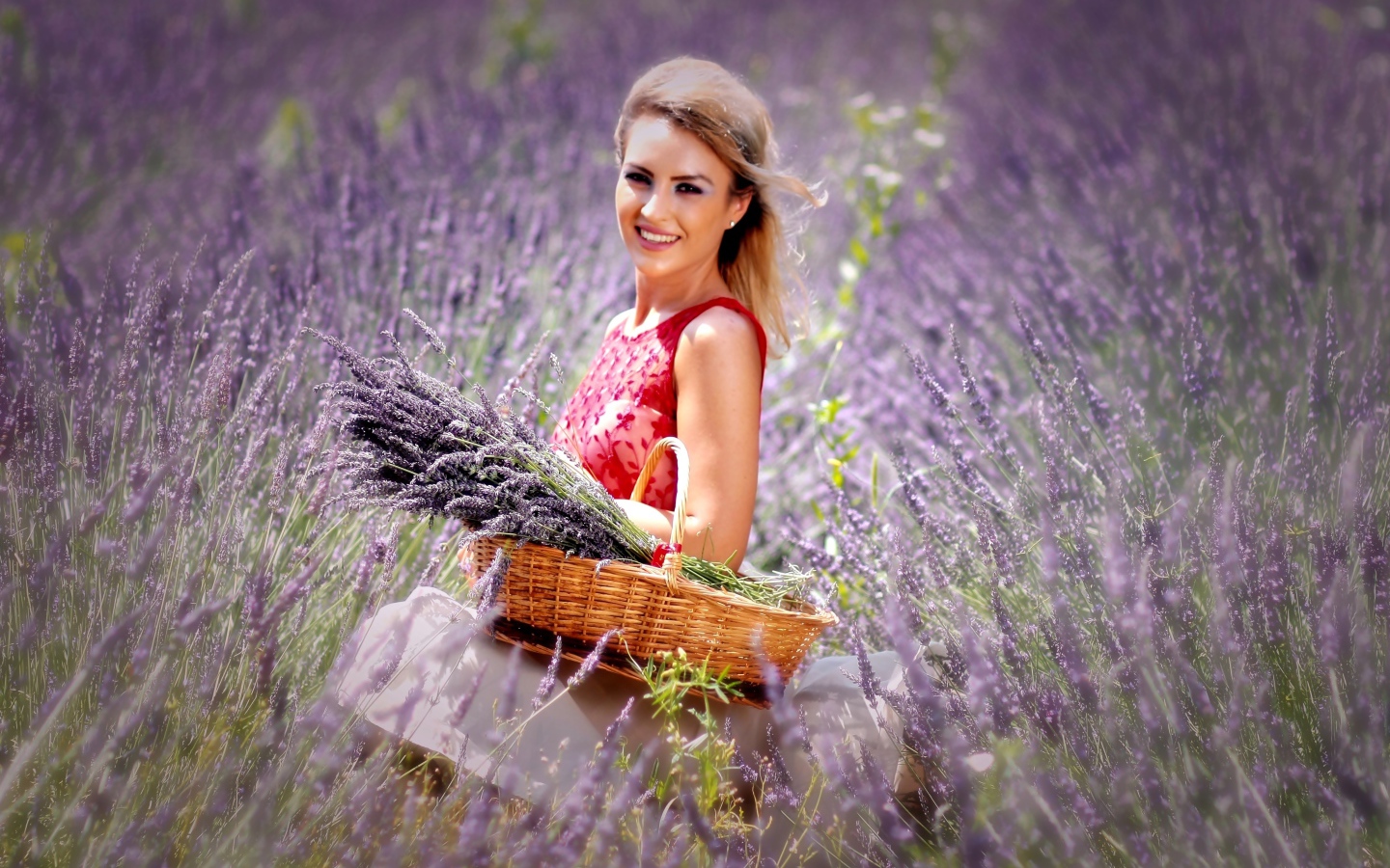 Красивая улыбающаяся девушка с корзиной на лавандовом поле