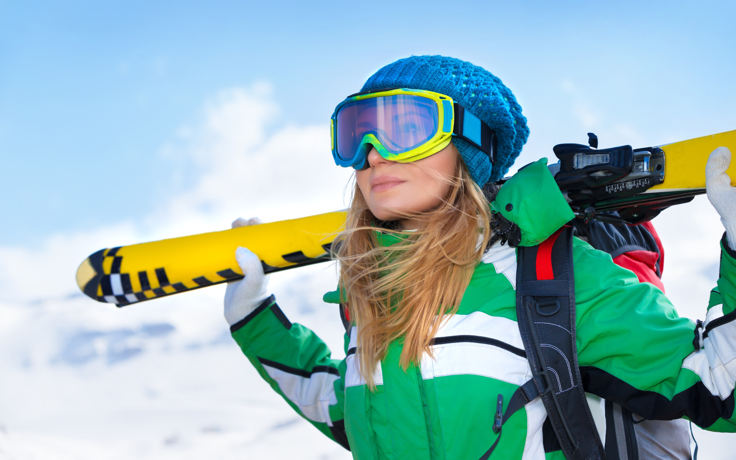 Красивая молодая девушка спортсменка сноубордистка