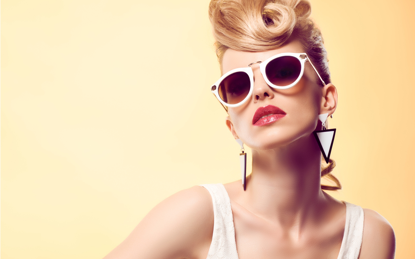 Блондинка со стильной прической в очках 