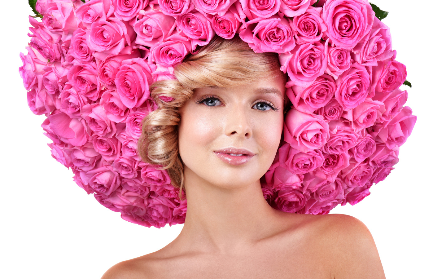 Голубоглазая блондинка с розовыми розами на белом фоне 