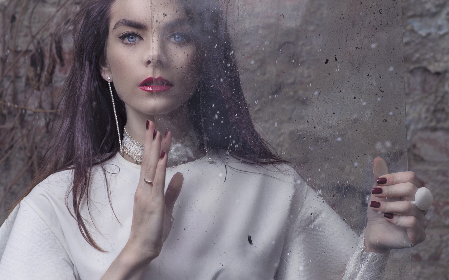 Голубоглазая брюнетка со стеклом в руках