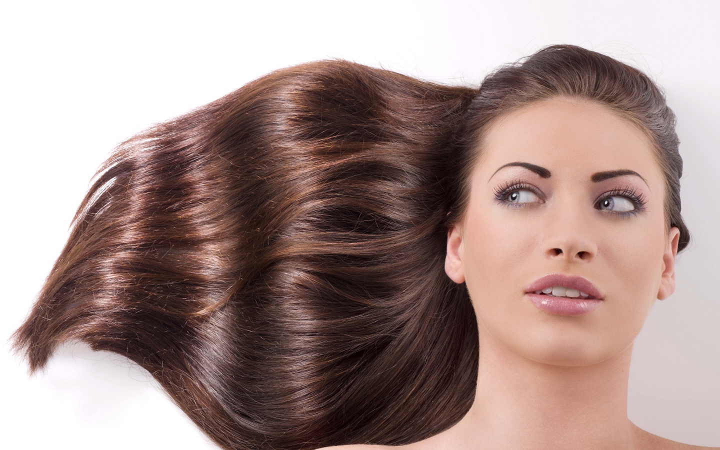 Голубоглазая длинноволосая шатенка на белом фоне