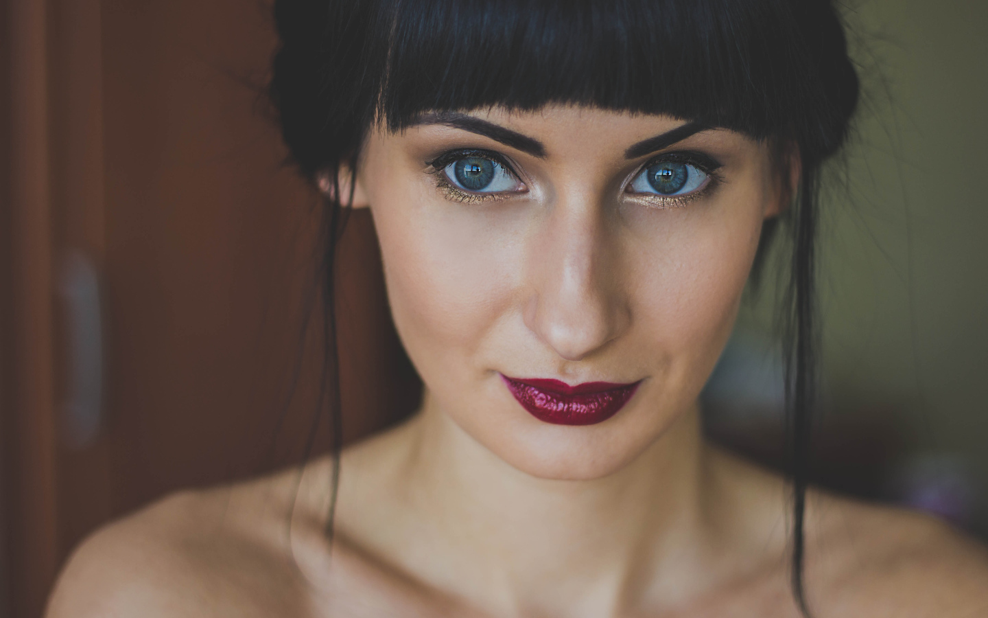 Яркая брюнетка с красными губами 