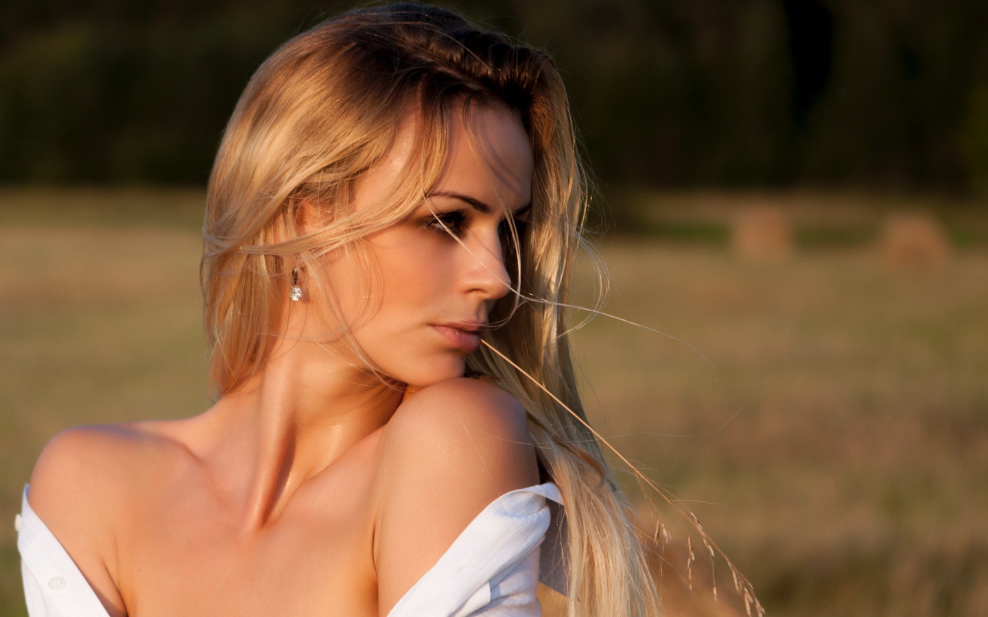 Нежная красивая девушка блондинка с колоском во рту