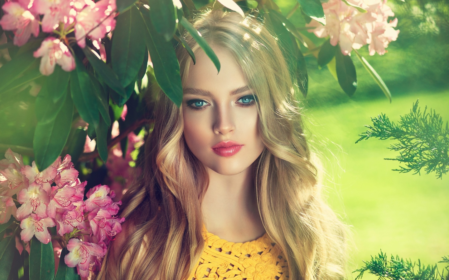 Нежная голубоглазая блондинка в розовых цветах 