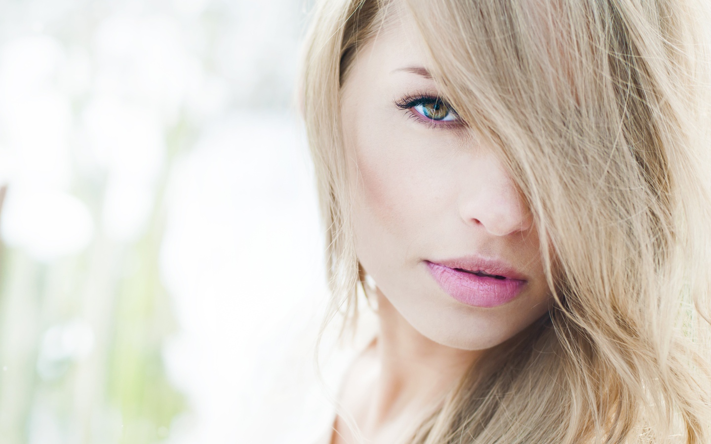 Нежная кареглазая девушка с длинными белыми волосами