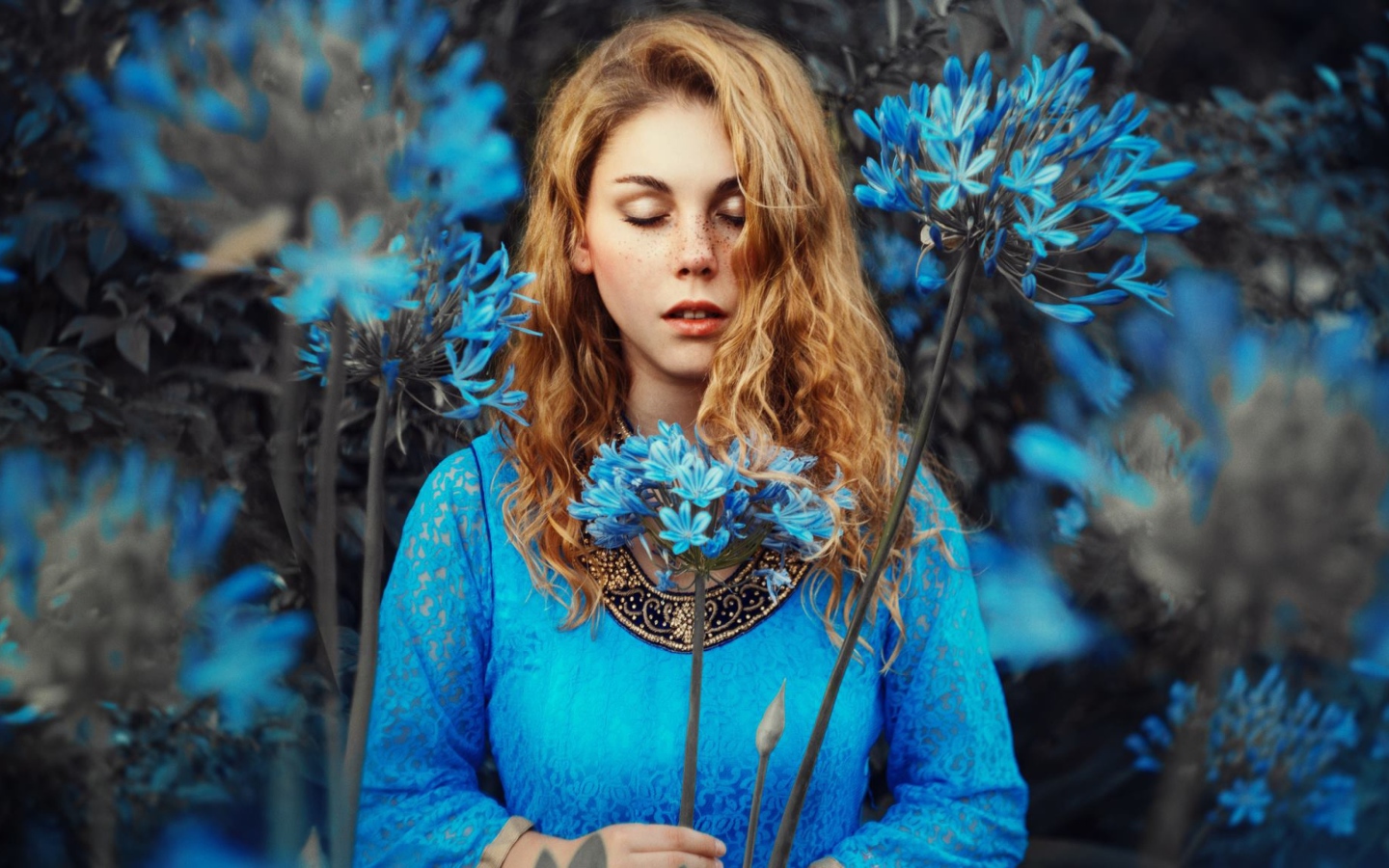 Мечтательная девушка с голубыми цветами 
