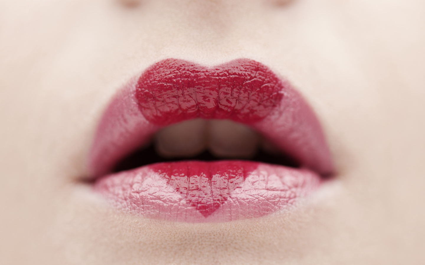 Сердце нарисовано губной помадой на губах 