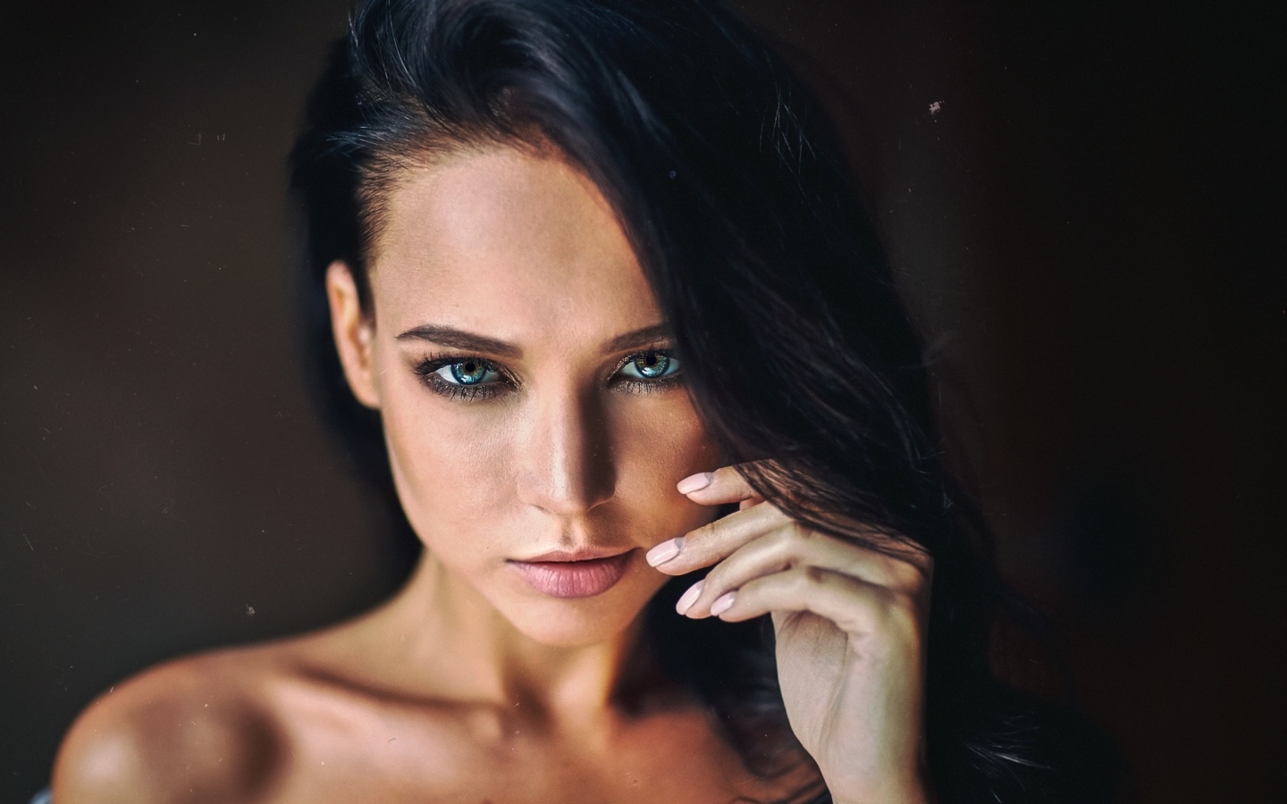 Горячая брюнетка с красивыми глазами