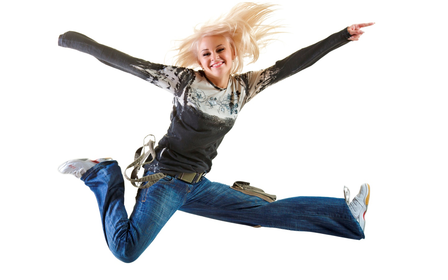 Прыжок девушки на белом фоне