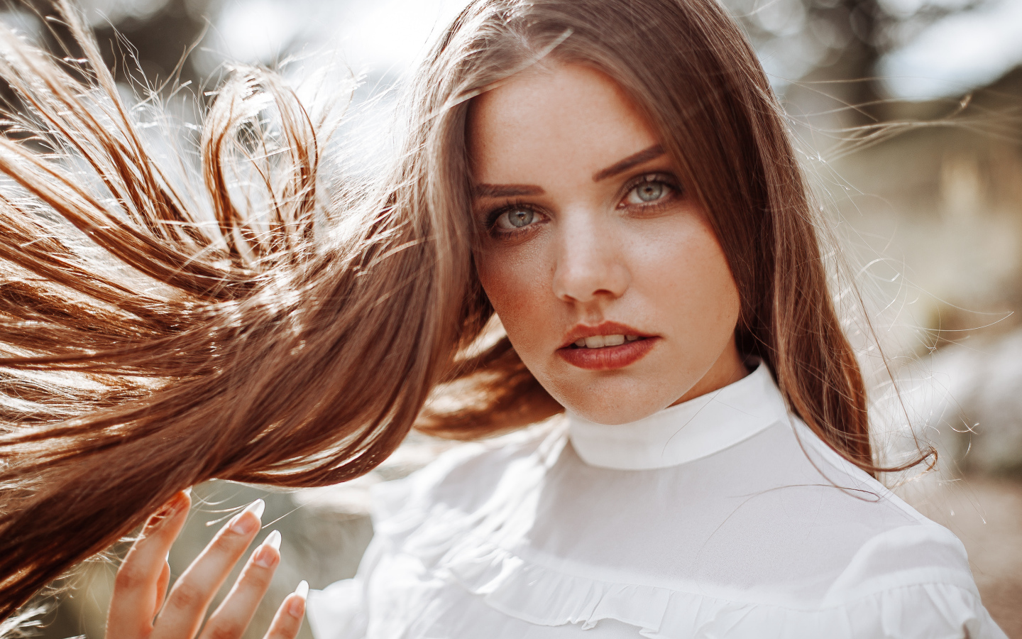 Рыжеволосая девушка с распущенными длинными волосами