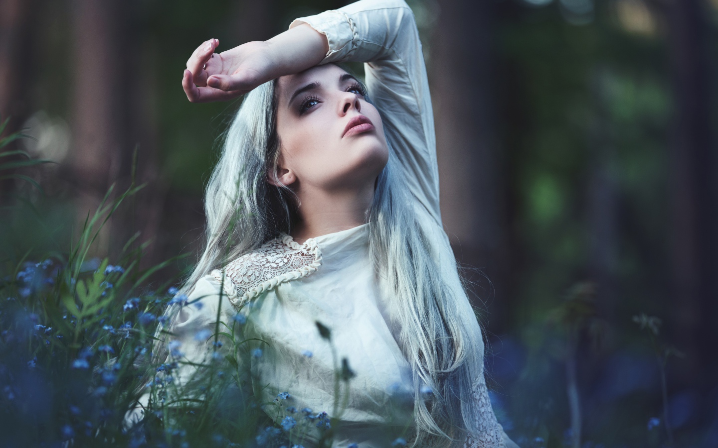 Грустная молодая блондинка в голубых цветах