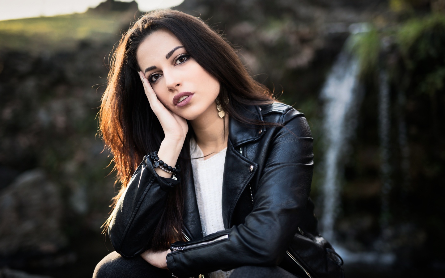 Стильная брюнетка в черной кожаной куртке