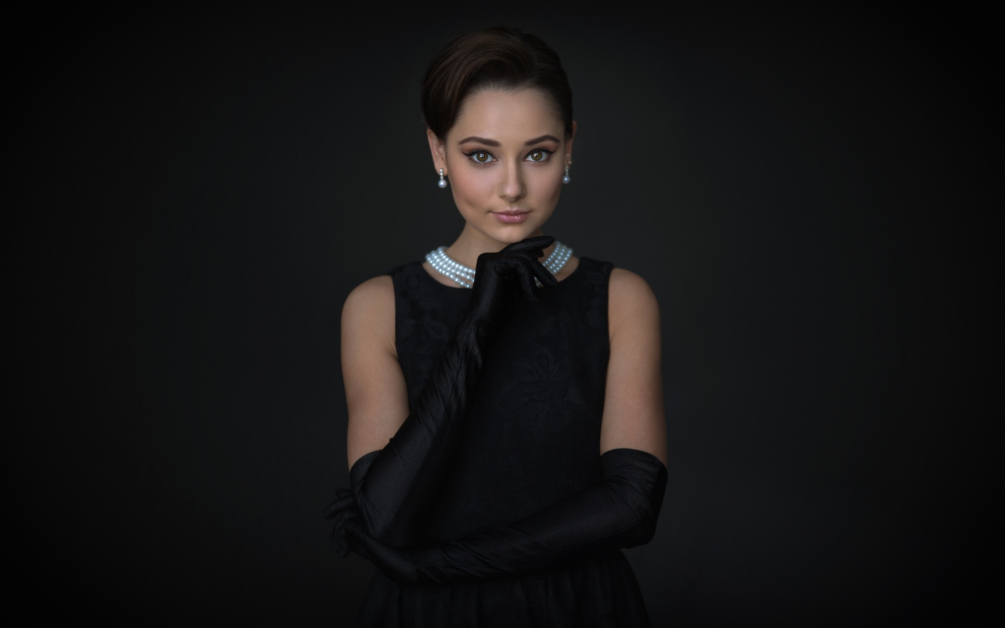 Стильная девушка в маленьком черном платье