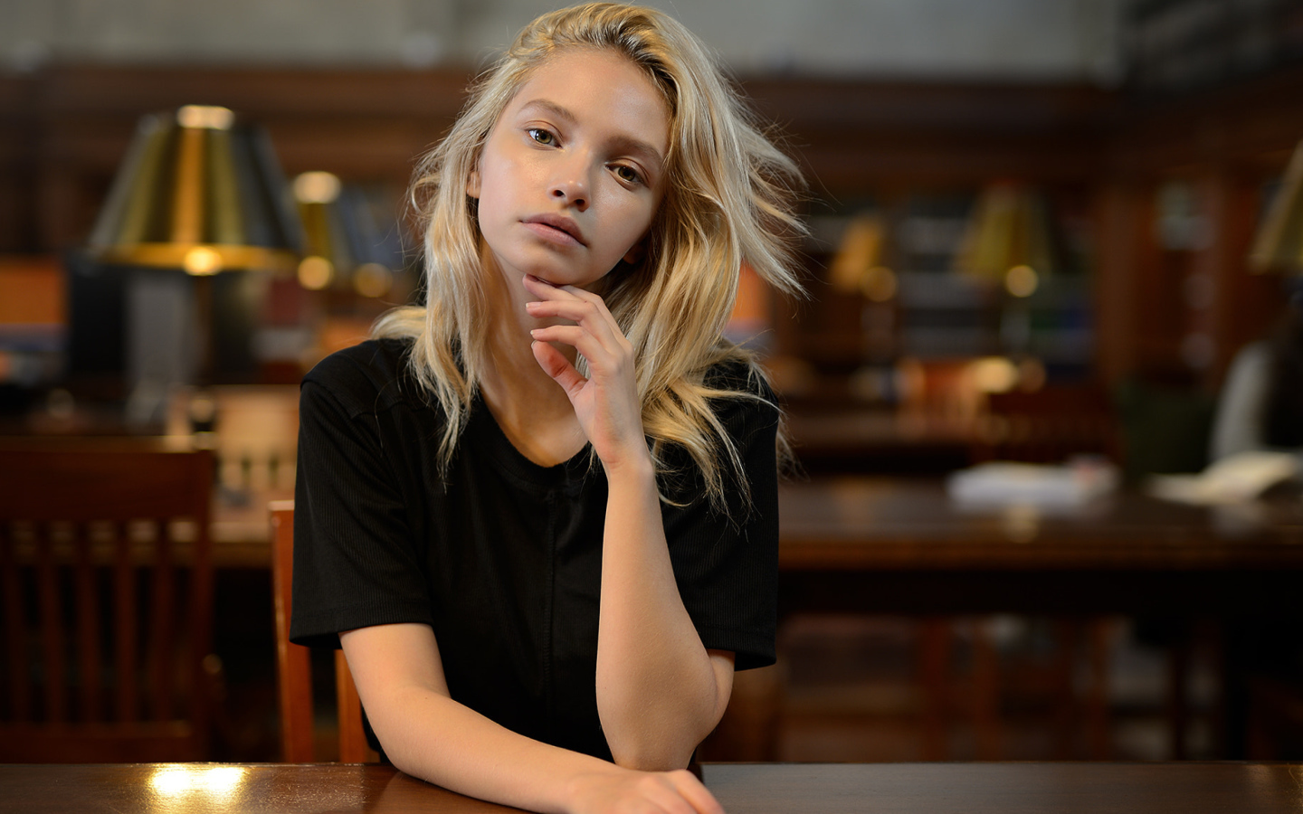 Нежная девушка блондинка в библиотеке