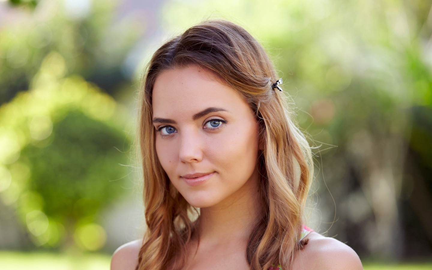 Нежная голубоглазая шатенка с заколкой в волосах 