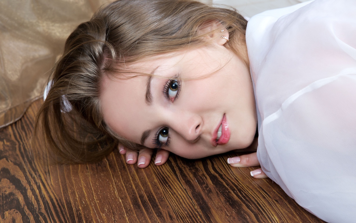 Нежная девушка шатенка лежит на полу