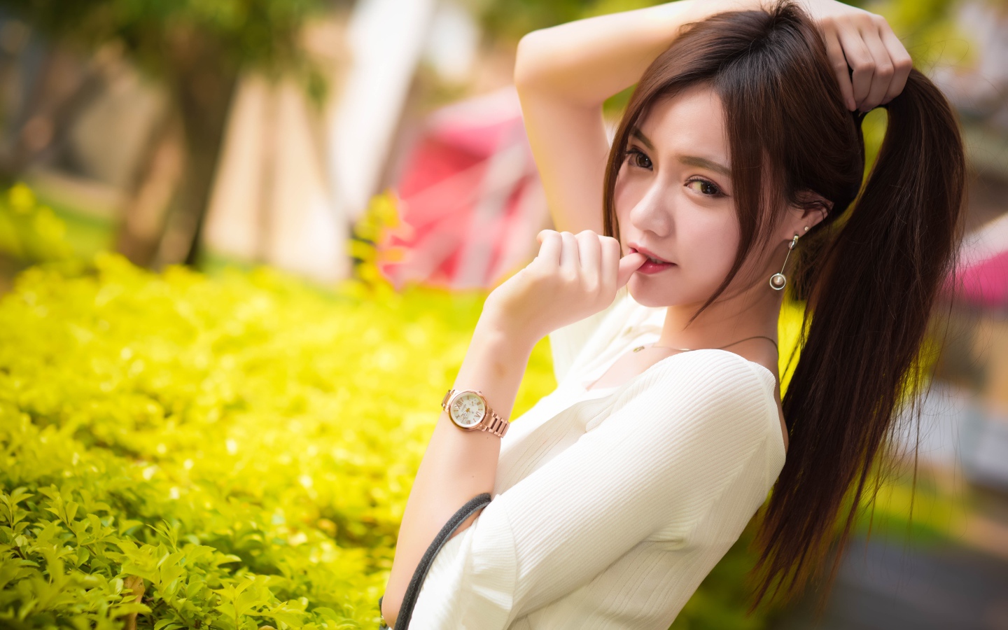 Молодая азиатка с часами на руке