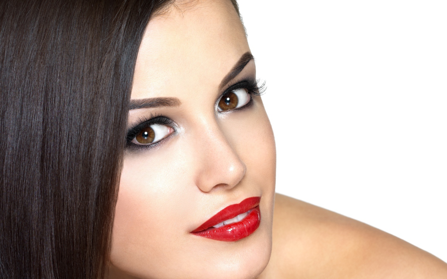 Молодая кареглазая брюнетка с красными губами на белом фоне