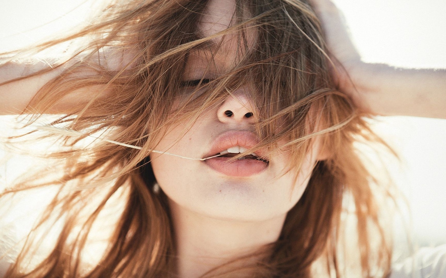 Молодая девушка с распущенными волосами на ветру