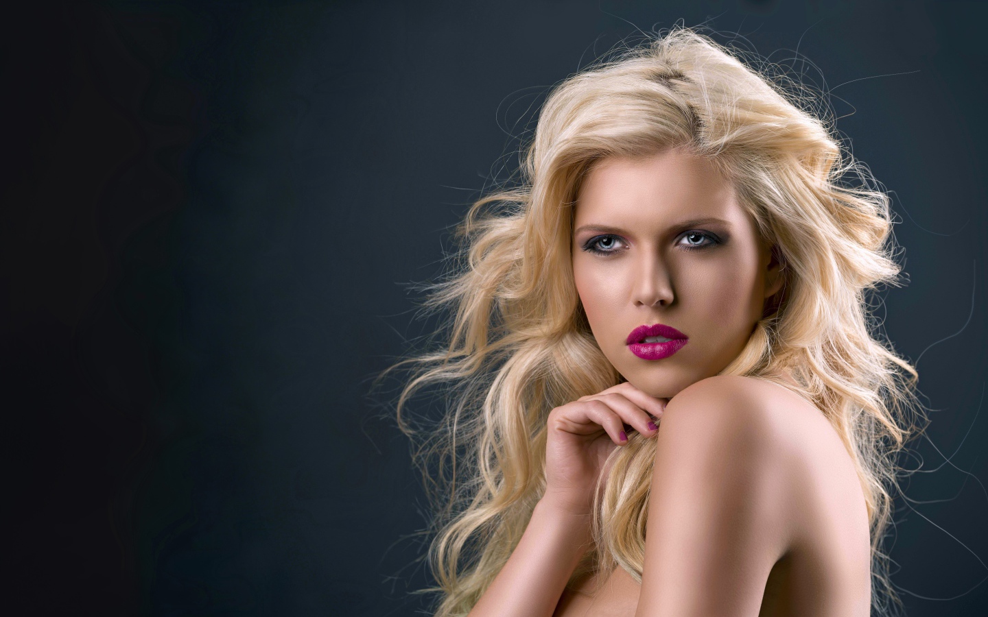 Молодая эффектная голубоглазая блондинка