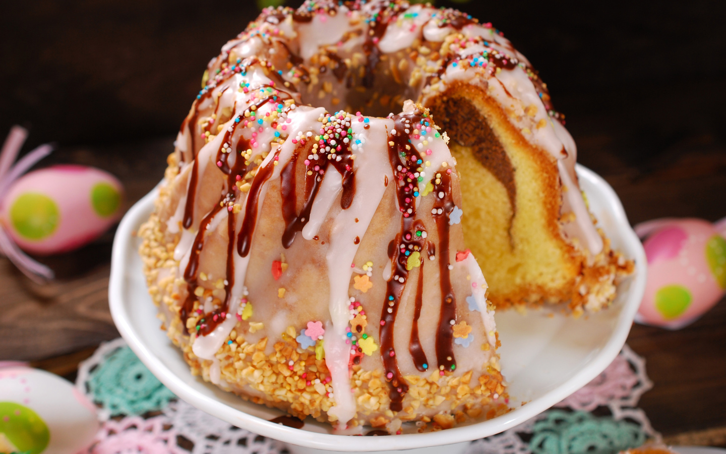 Красивый пасхальный кулич с глазурью на праздник Пасха