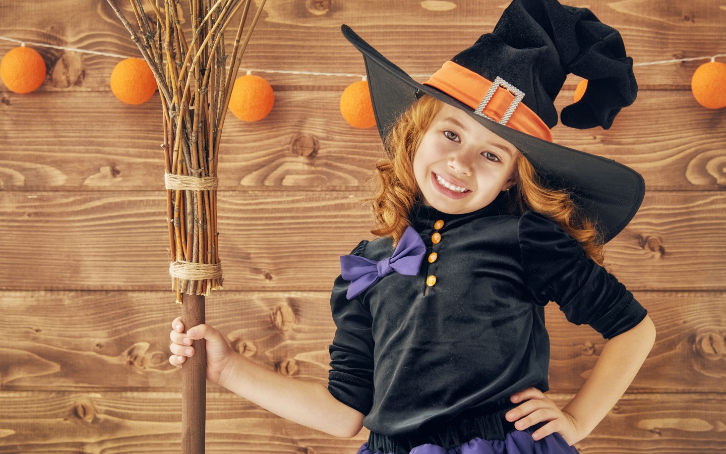 Маленькая девочка в костюме ведьмы на праздник Хэллоуин