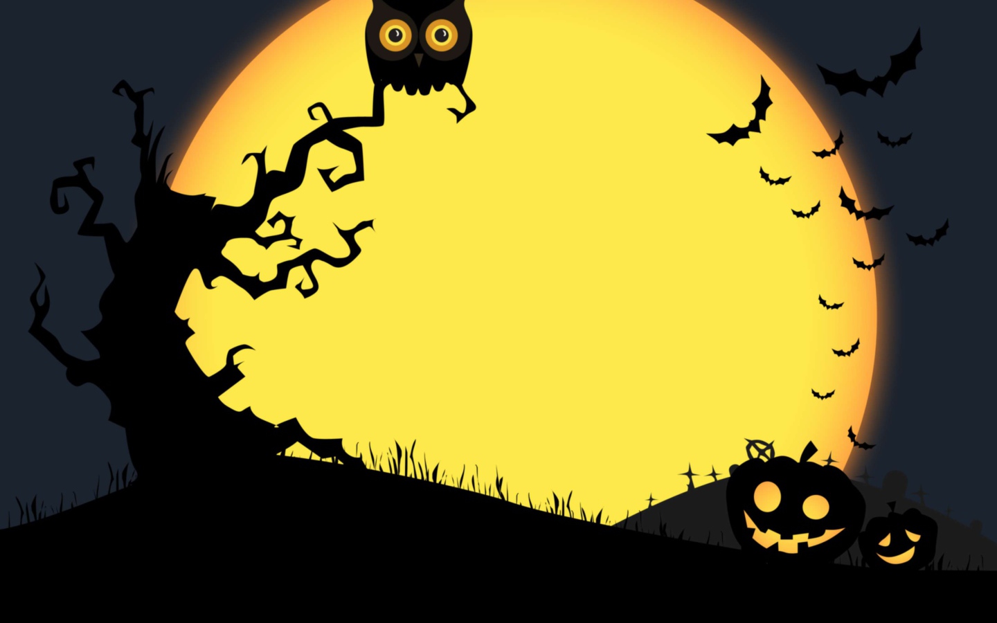 Дерево с совой и злобными тыквами на фоне луны на Хэллоуин