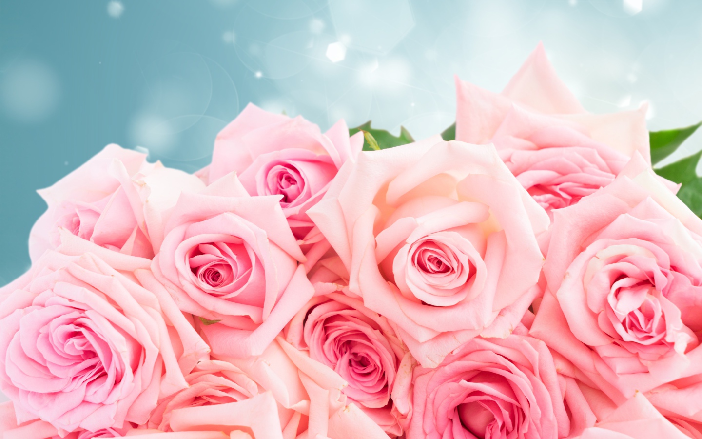 Большой красивый букет розовых роз в подарок на 8 марта