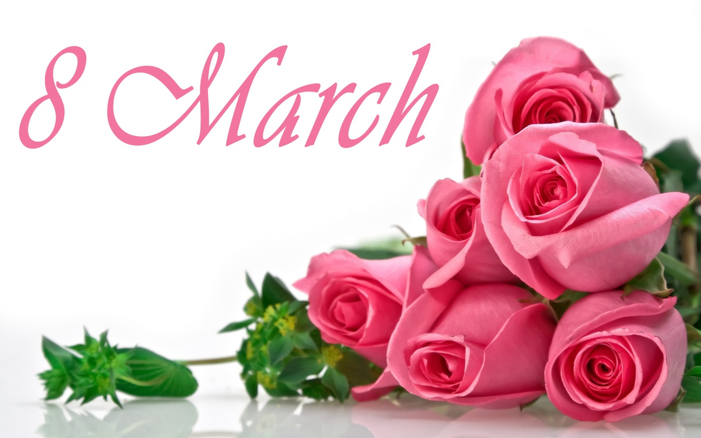Букет розовых роз на белом фоне на 8 марта