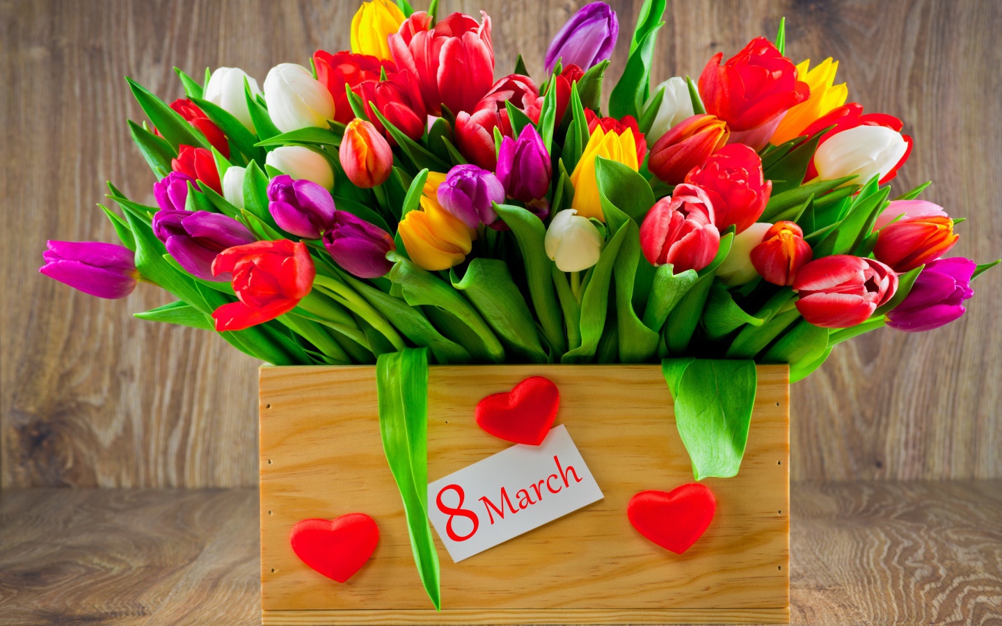 Ящик разноцветных тюльпанов на Международный женский день 8 марта