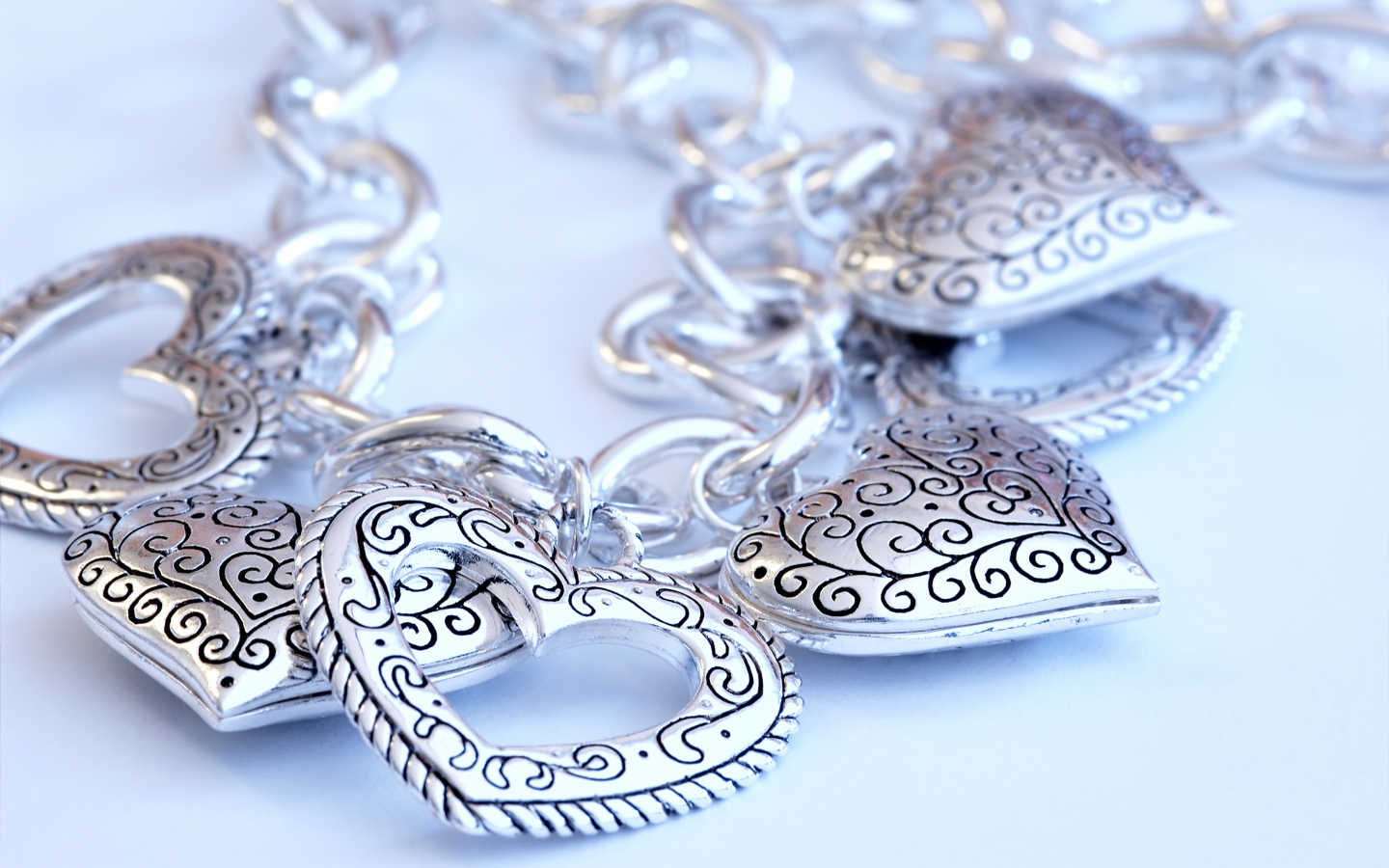 Красивые серебряные украшения в форме сердца