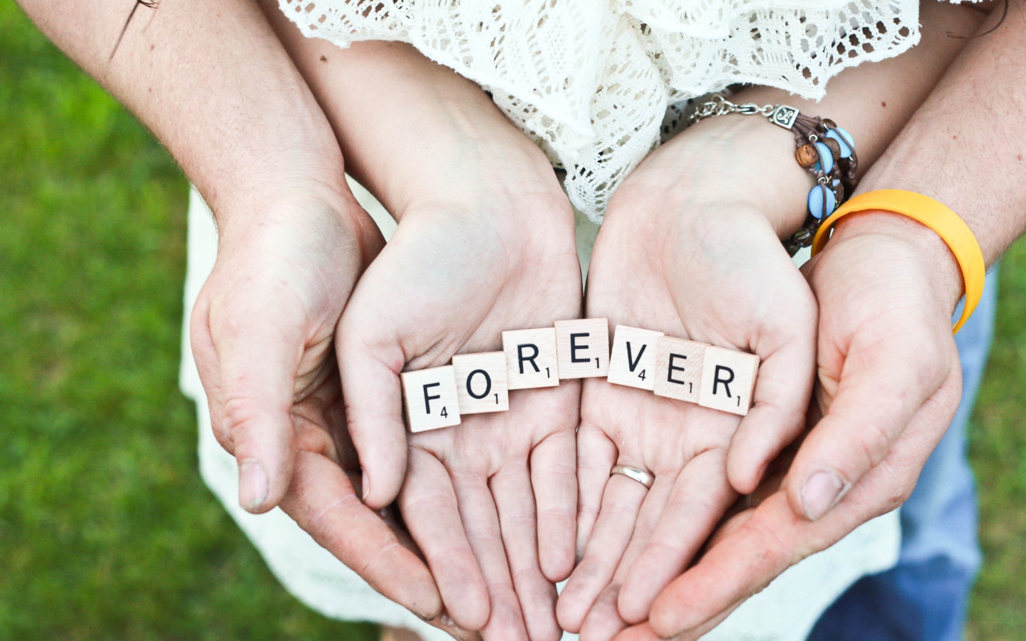 Руки влюбленной пары с надписью FOREVER