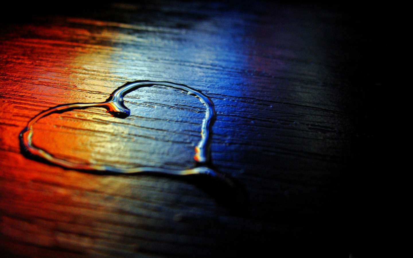 Сердце из воды на деревянной поверхности