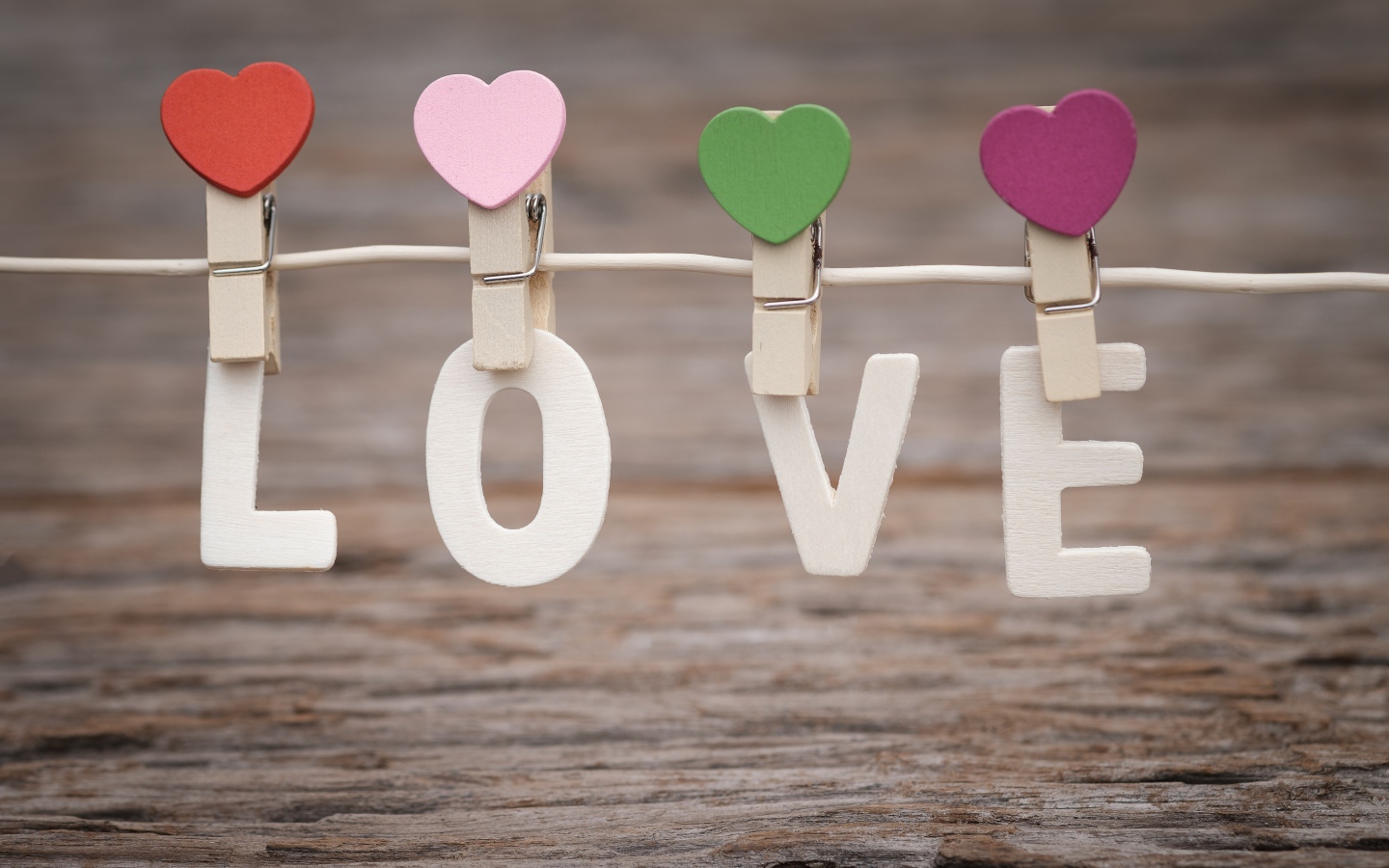 Буквы LOVE на прищепках на веревке