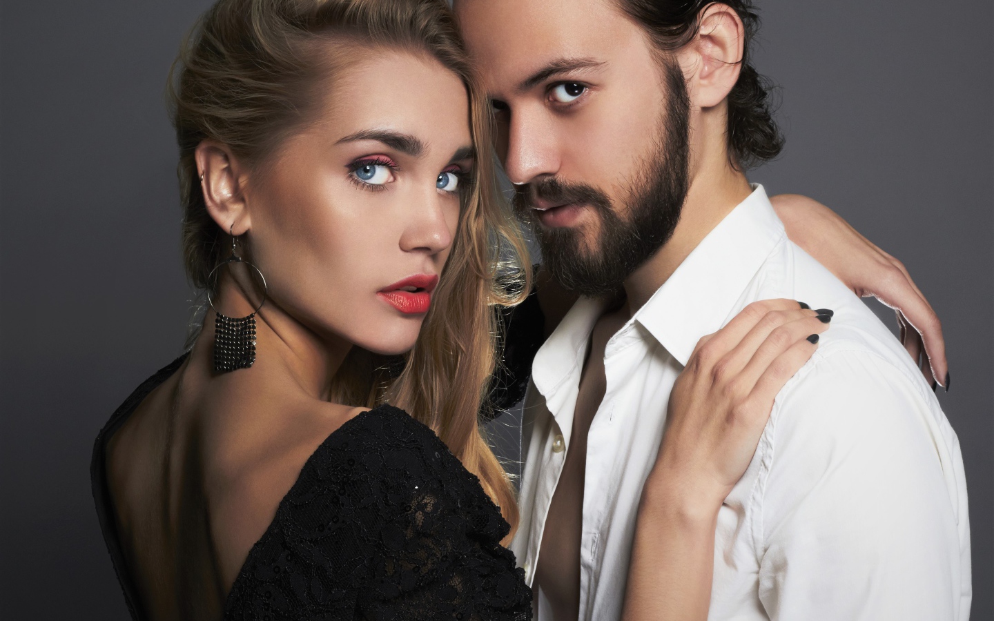 Стильная влюбленная пара на сером фоне