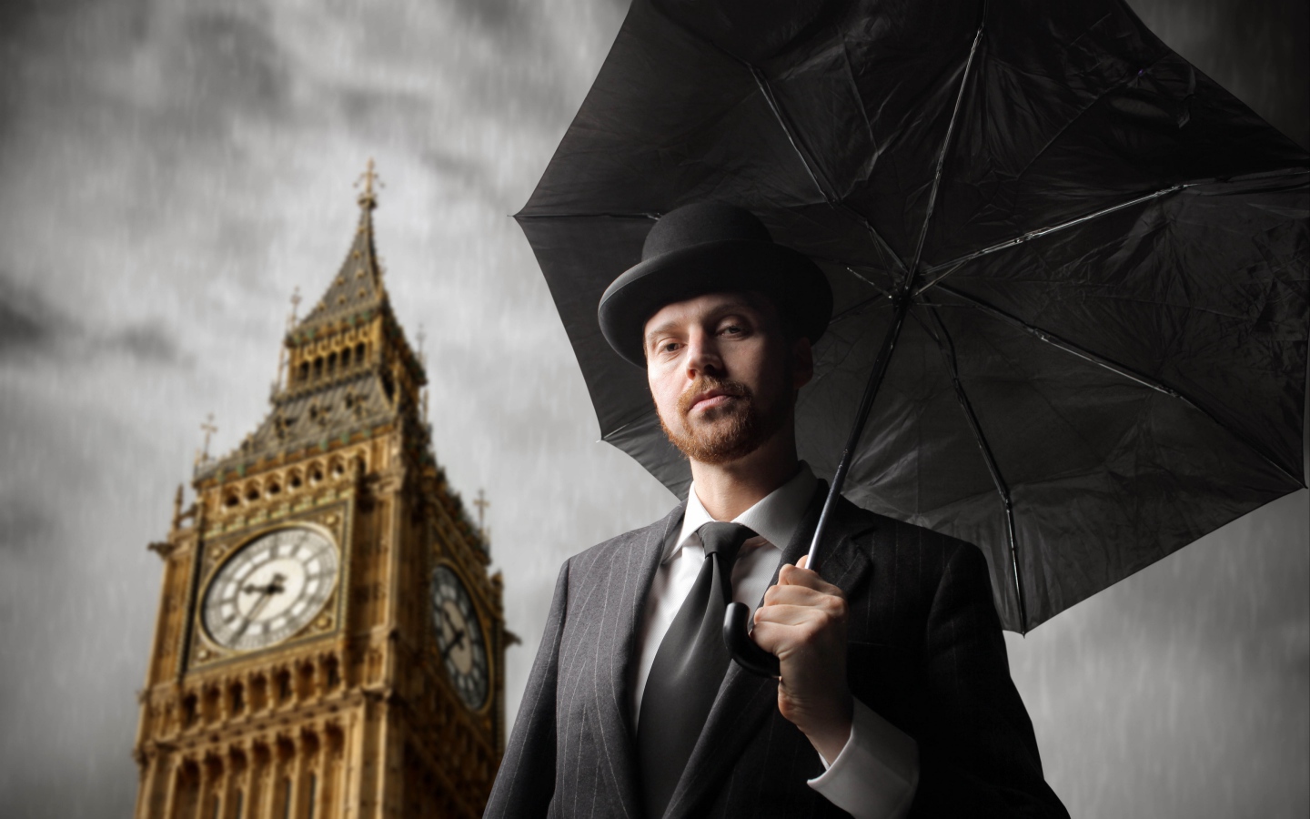 Мужчина в костюме с черным зонтом у башни с часами 